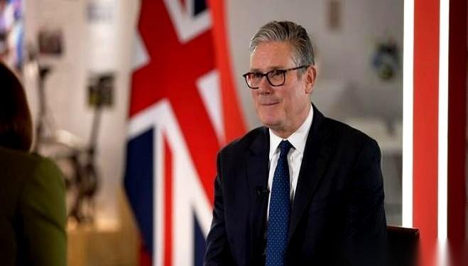 这操作，真是教科书级别的。
老美那边特朗普刚骂完，说英国人跑来中国是“极度危险”