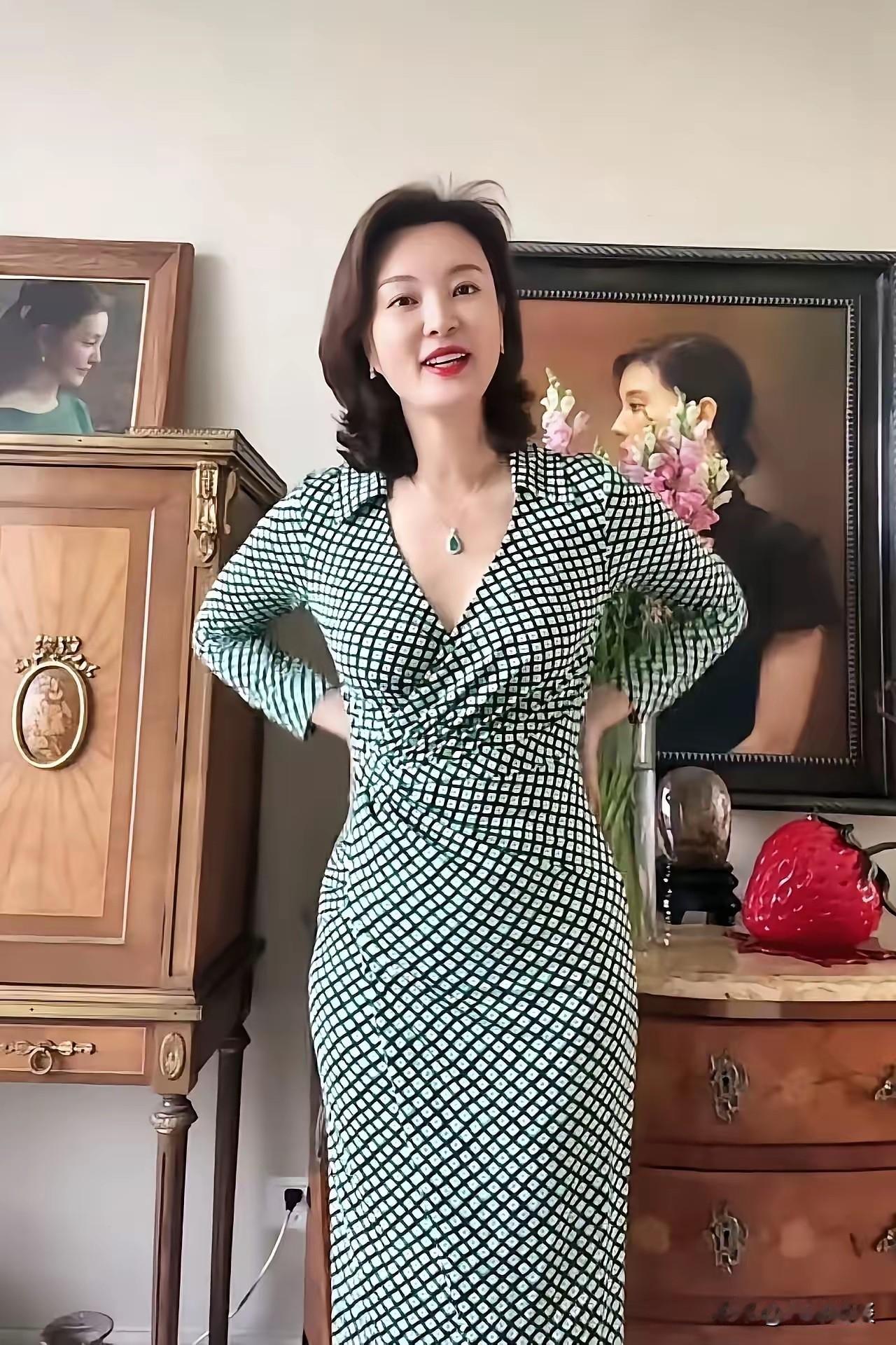 谁敢信！照片里这位女神，当年火得家喻户晓，走到哪都是焦点。
她颜值出众、气质动人