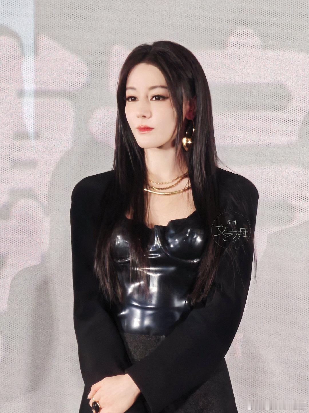 迪丽热巴枭起青壤追剧团直播，女王持剑！！