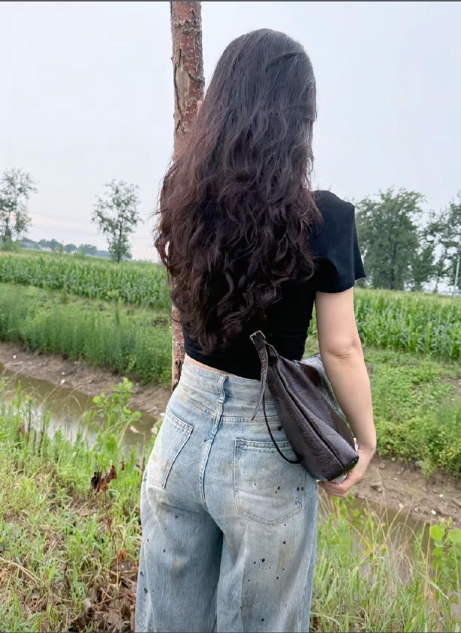绝招

昨天和许久没见面的闺蜜小聚
她老公比她大了15岁，我问她：怎么找了一个这