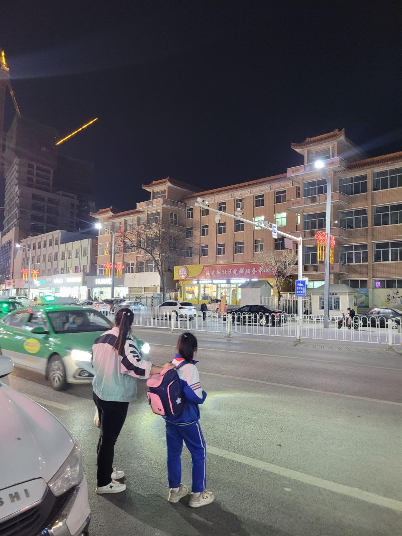 五年了，我弟再见我时，我正被老公拽着头发在地上，一身泥土，一声声哀嚎。

我和我