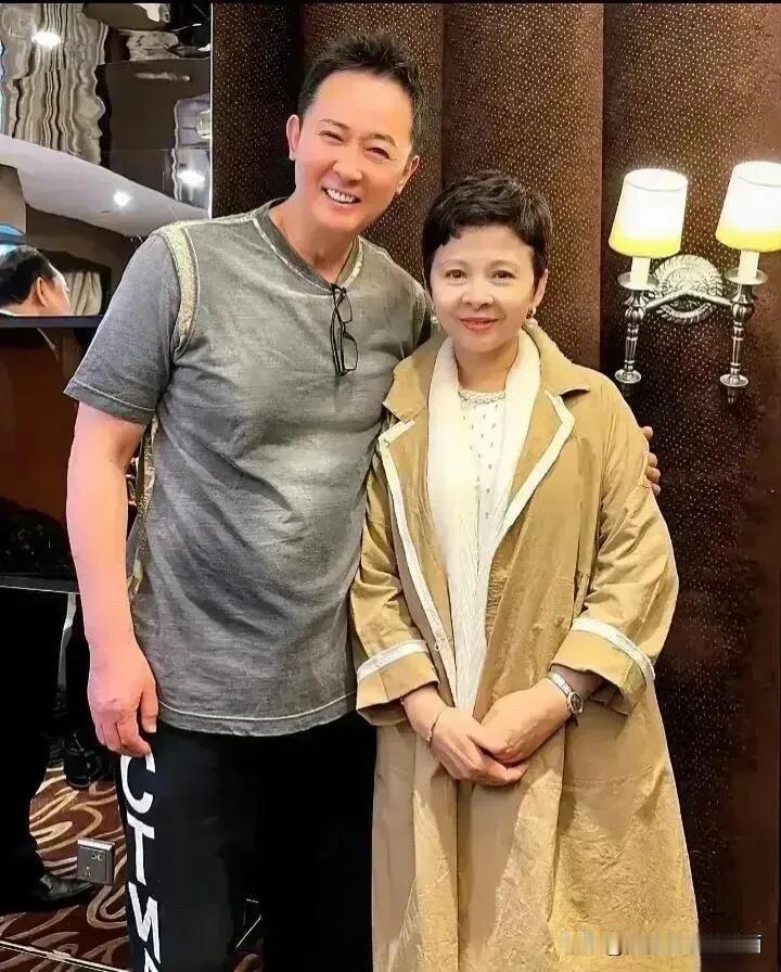 岁月不饶人啊，当初歌手里面的帅哥美女，现在都成大爷大妈了。男的年轻时候英俊潇洒，