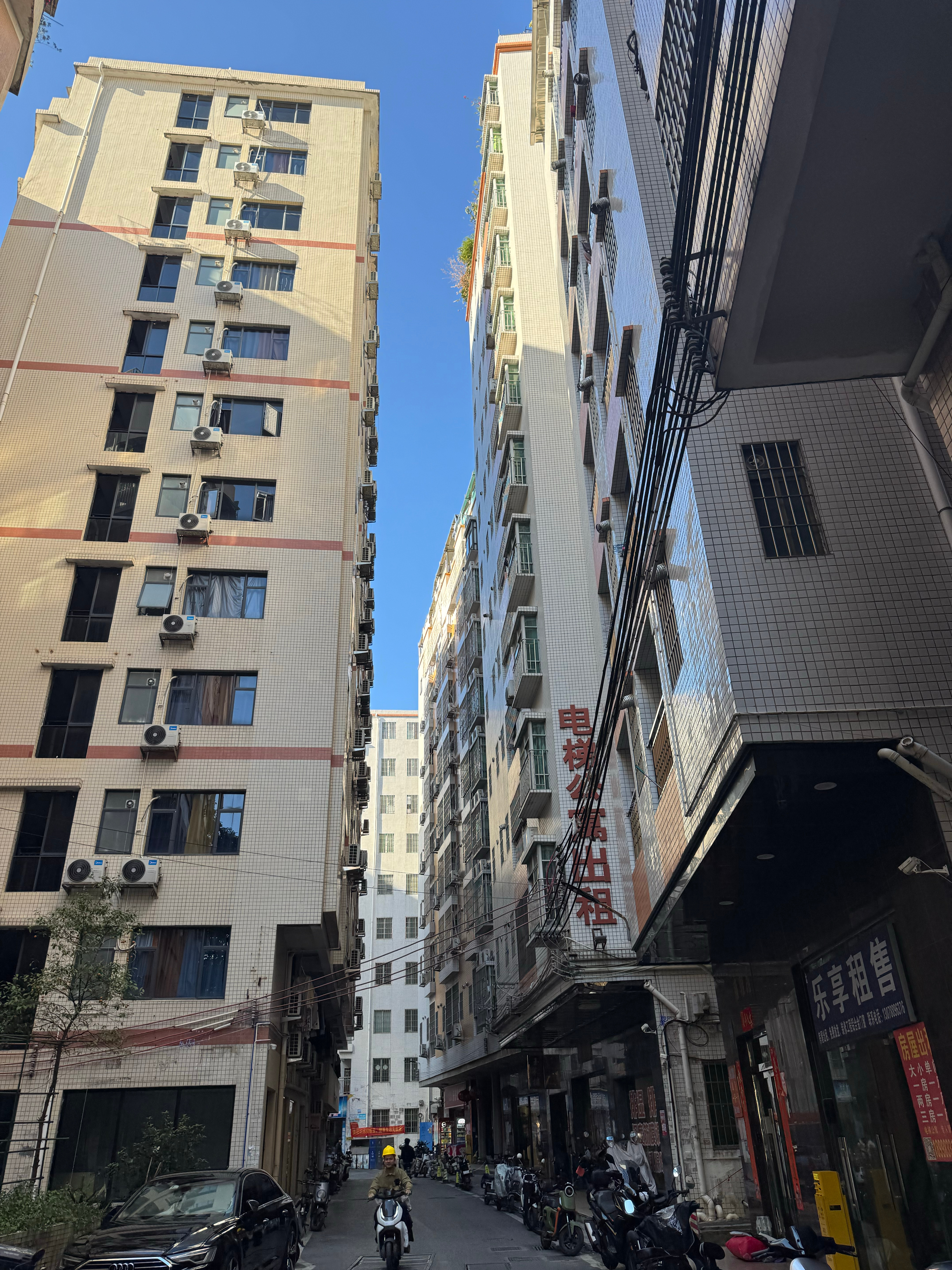 很经典的广州握手楼，一天基本晒不到太阳。 