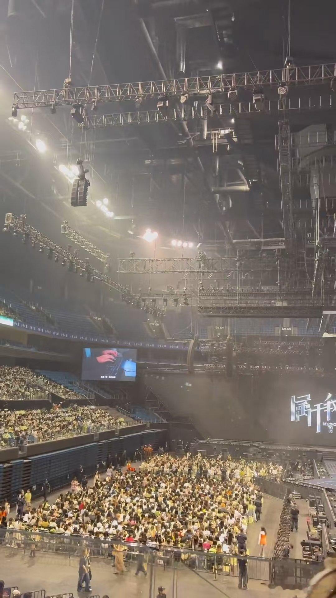 侯明昊演唱会上座率侯明昊上座率 侯明昊今天南京演唱会，这上座率对于演员开演唱会来