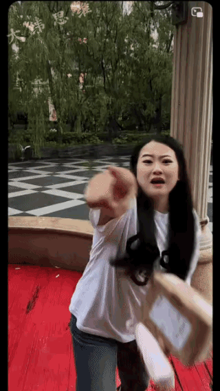 小姐姐：你过来，我保证打不死你。