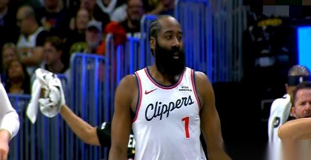 快船的哈登，打出了一场让人脑子宕机的比赛。
一个人，狂砍25分9助攻，数据单拎出