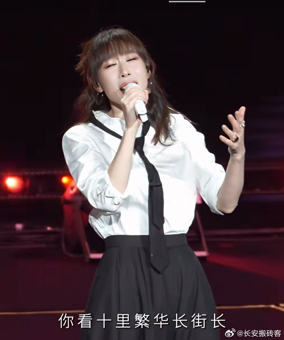 任素汐演唱会，最经典的评论:不喊不吼、不蹦不跳，不露不媚、不疯不癫，真声真情、真