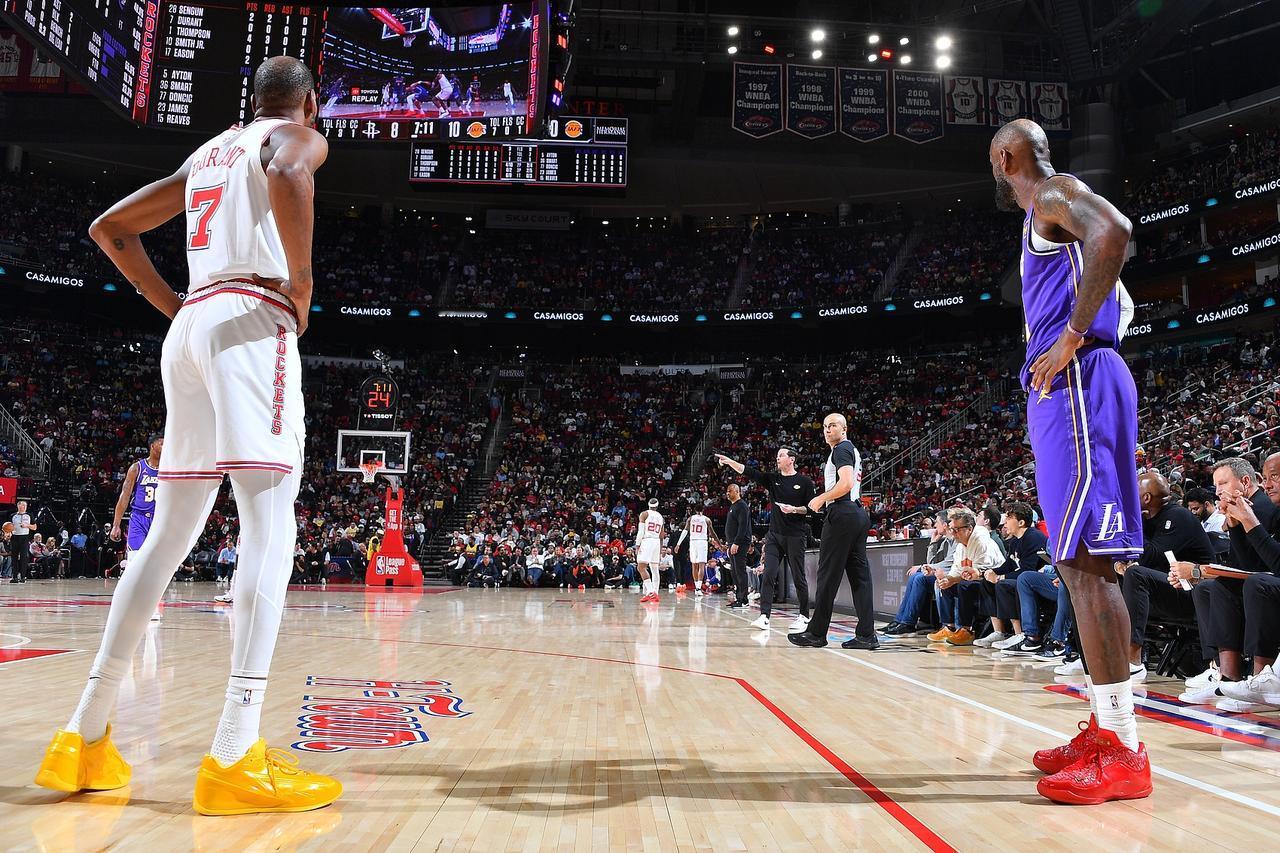 湖人今天119-103大胜勇士，火箭则113-102击败76人；
湖火来回互博目