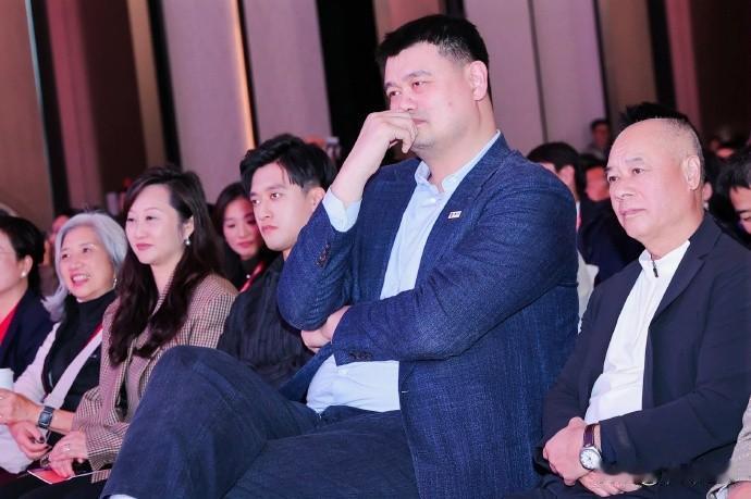 综合：体育界标杆人物周冠宇与姚明亮相上海某活动……
