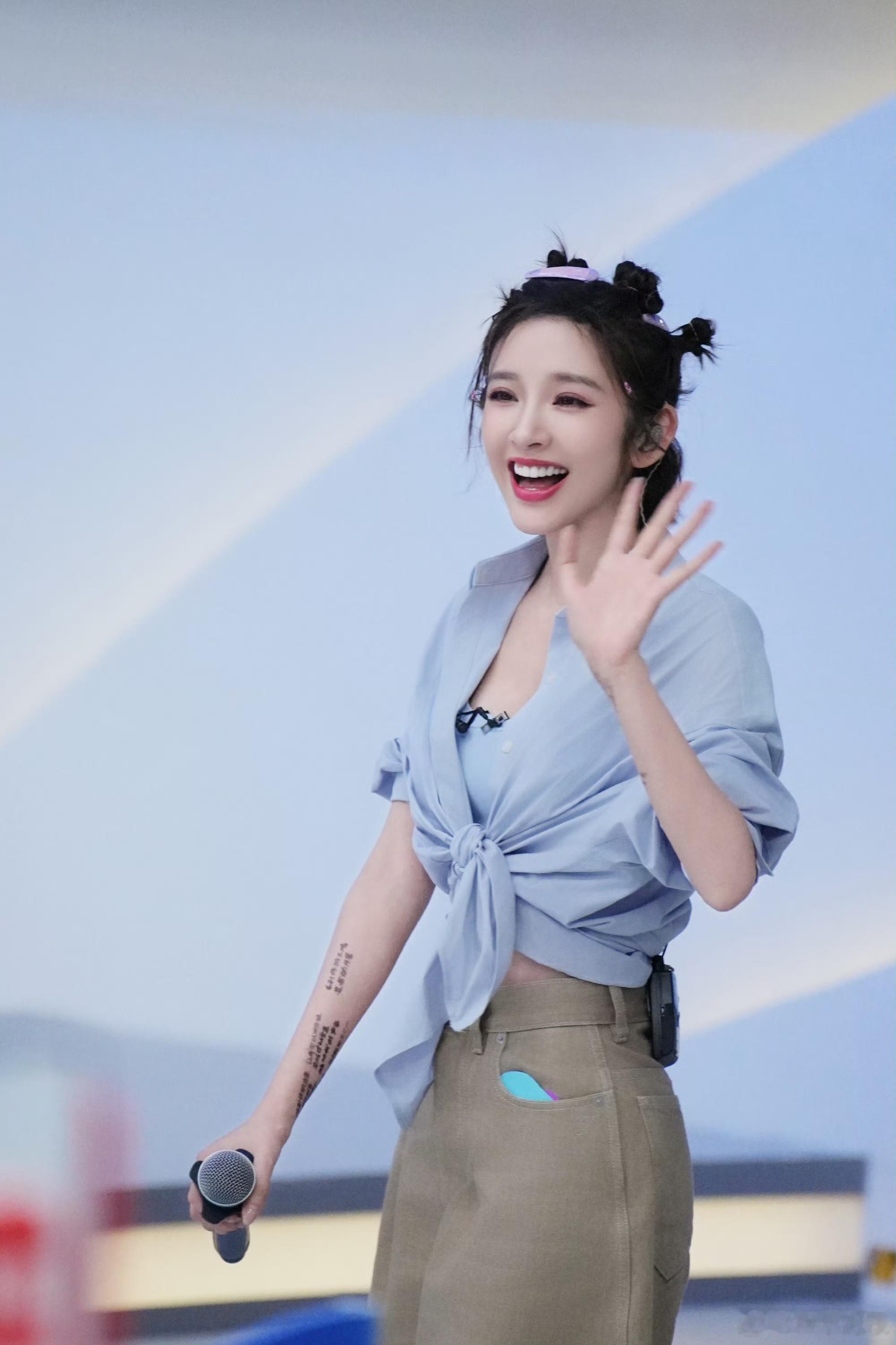 唐艺昕好像冰柠檬长大了 唐艺昕《乘风2026》这个发型，瞬间穿越回《快乐星球》，