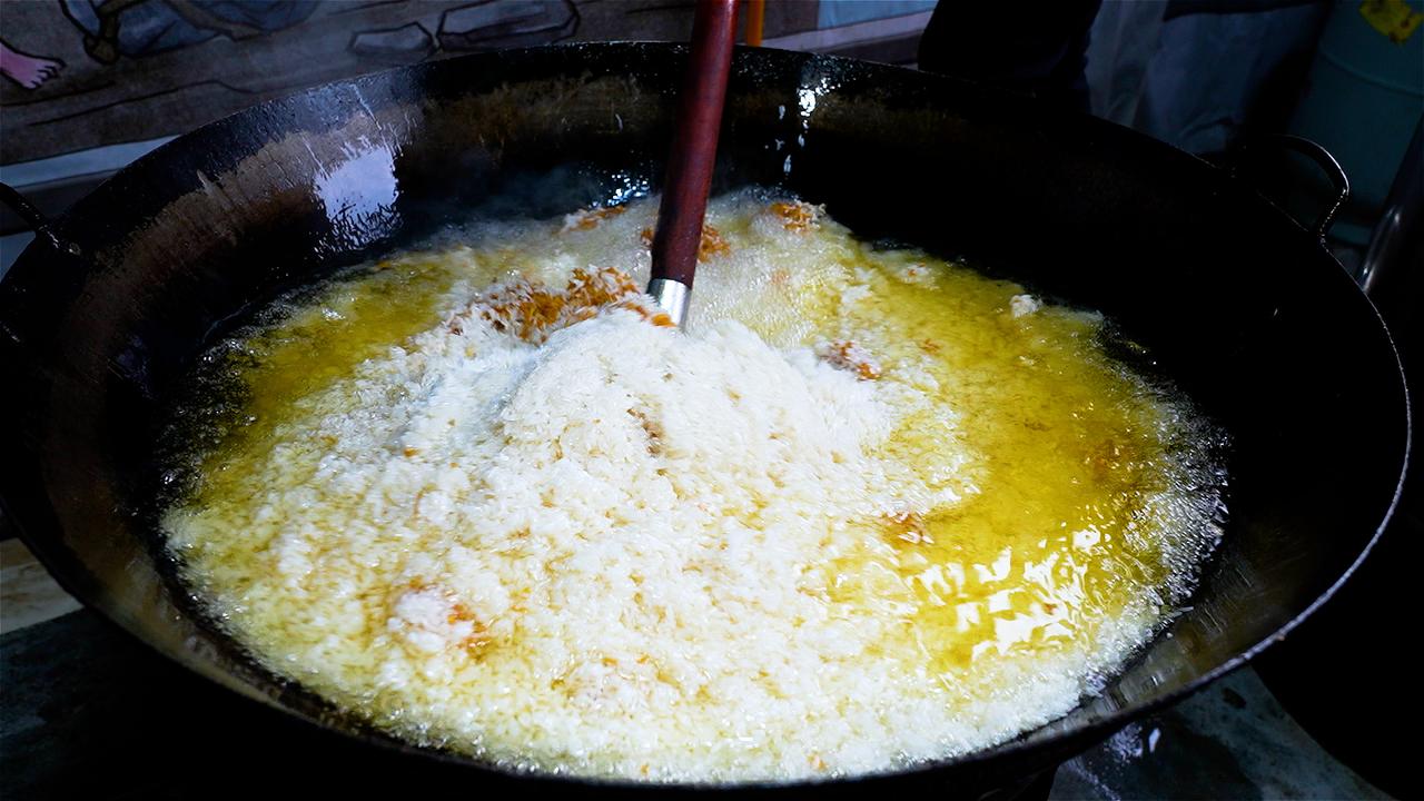 这样一锅油饭，一份只卖30元，当地人却只在生孩子或满月时才有口福。寻常日子想吃，