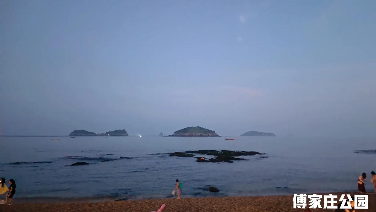 #记录我的8月生活#
昨晚我和Yaya在傅家庄公园，Ya爸把我们接回家后跟同事在