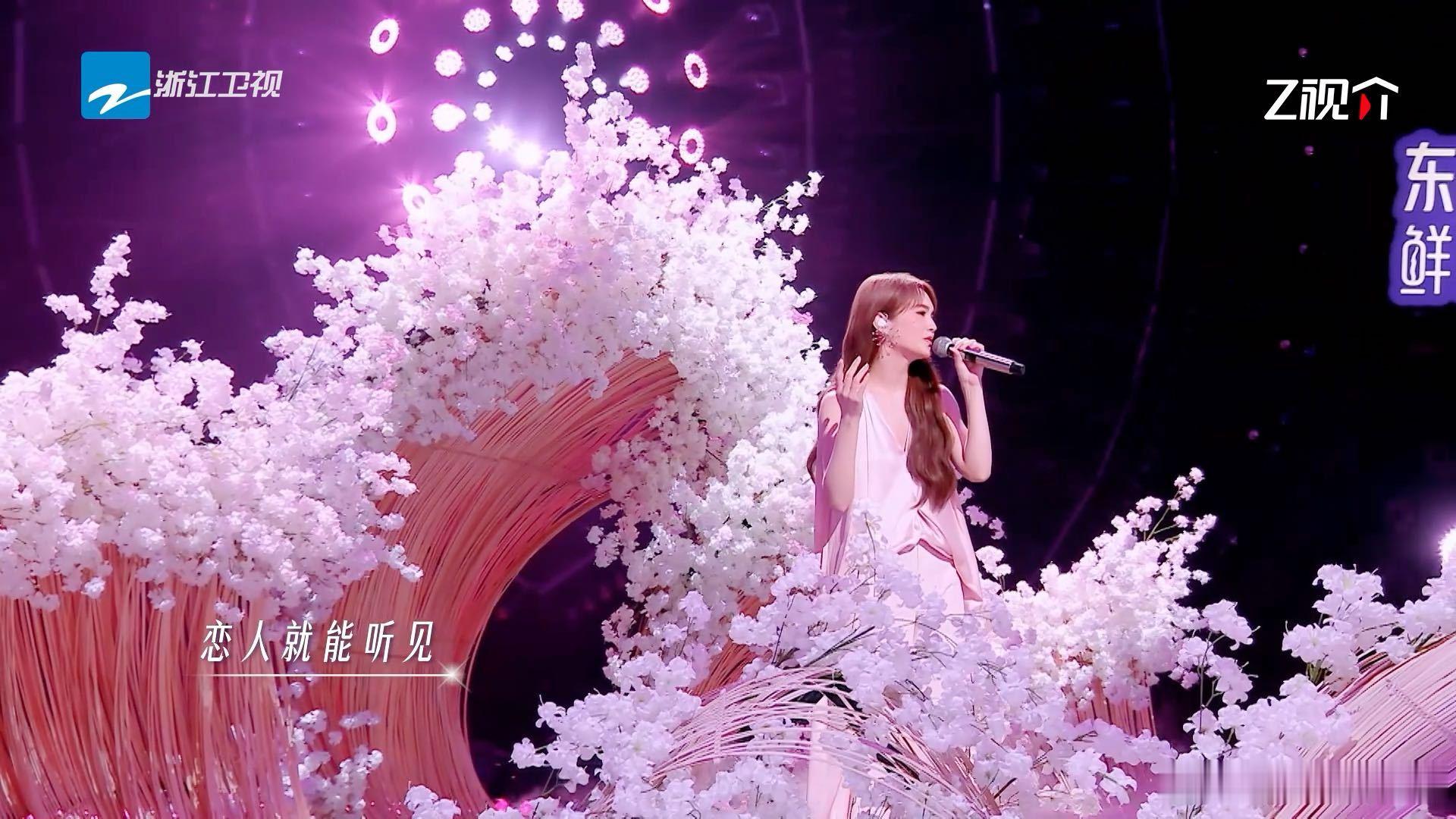 杨丞琳好故事感的嗓音 杨丞琳的声音真的自带画面感。《爱河》里每一句都像在演一部台