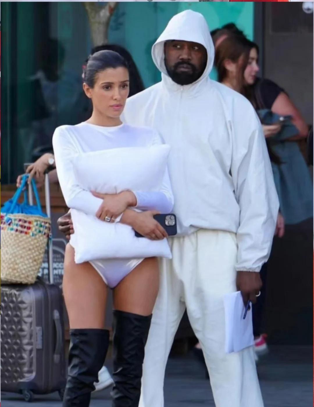 侃爷送的枕头，比安卡超级喜欢呢
欧美明星 侃爷老婆 欧美 侃爷穿搭 比安卡 抱枕