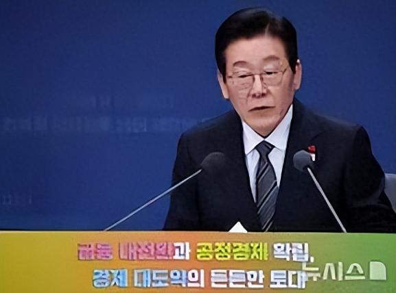 【贵 39%！李在明追问卫生巾高价 直指企业垄断】韩国总统李在明 19 日在公正