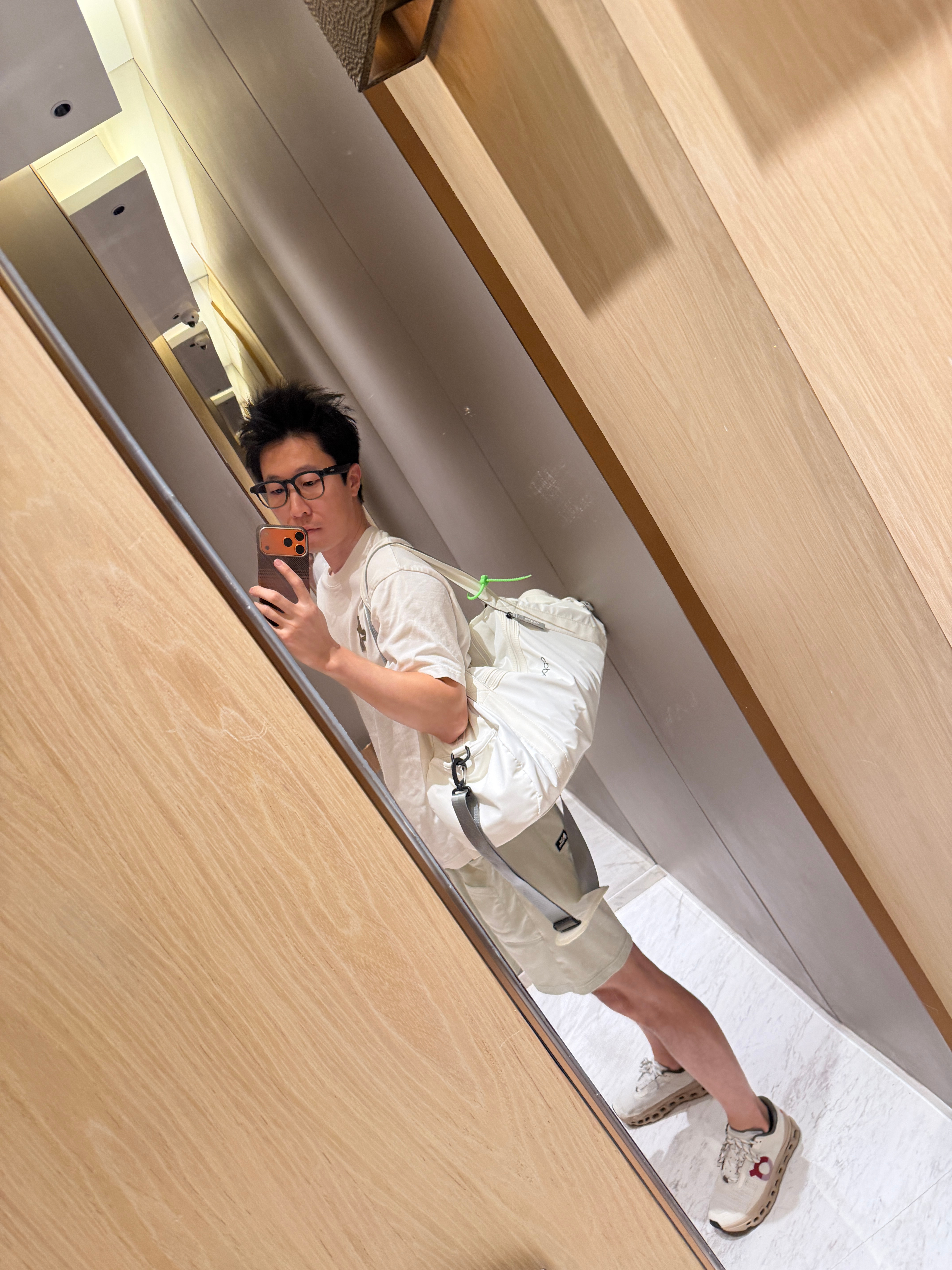 建议大家短途不要拖行李箱最近两三天的出差挎个健身包感觉太方便了！换洗衣服洗漱用品