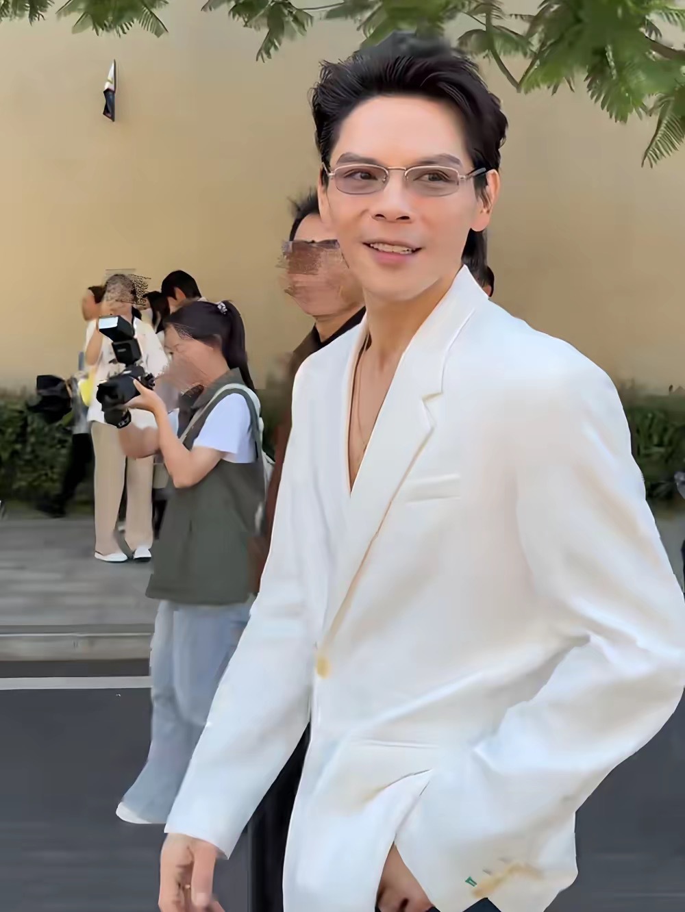 我发小在上海见过向佐，回来后跟我说，以后别再说向佐是帅哥了，你是不知道，他称为大