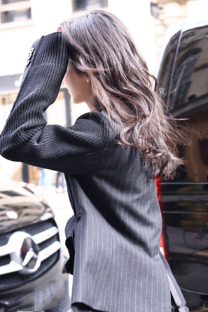 #杨紫条纹西装针织拼接造型##杨紫巴黎街头全黑look# 杨紫巴黎街头全黑loo