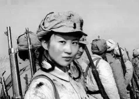 1941年，21岁的女侦察员王金英，在老乡家养病。

右腿的枪伤还在渗着血，王金