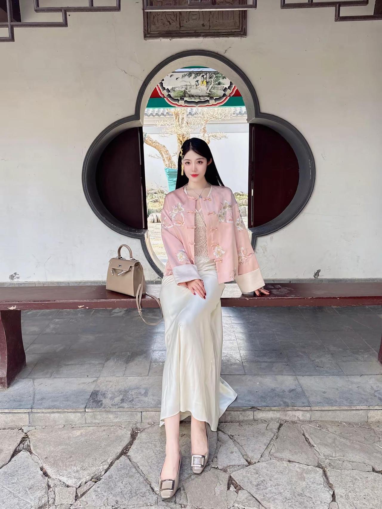 创作者中心 创作灵感 总要穿一次民族服饰吧