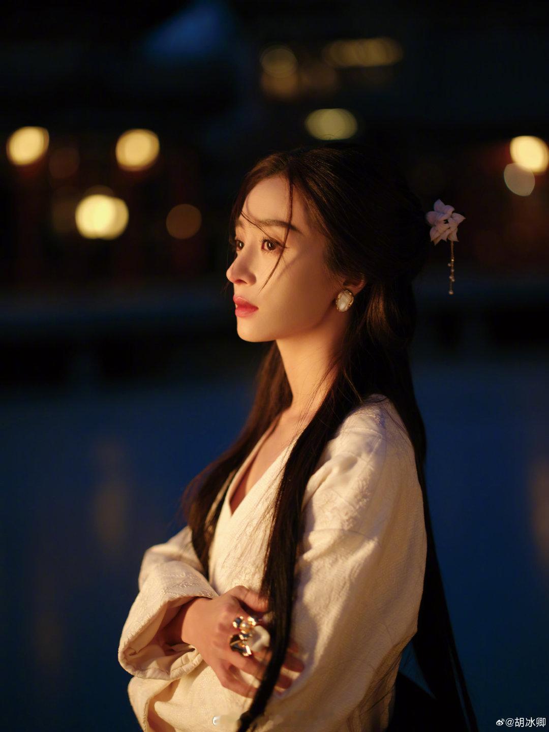 胡冰卿清冷古韵骨相 胡冰卿的骨相真是太适合演绎古风了，清冷的气质与古风服饰相得益