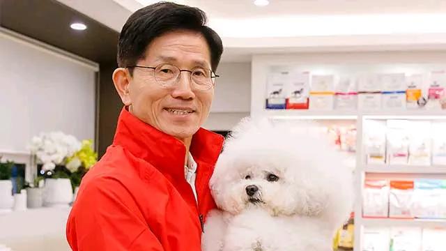 刚发现，金文洙与尹锡悦“两口子”
有共同的嗜好——养宠物犬。
令人费解的是：
他