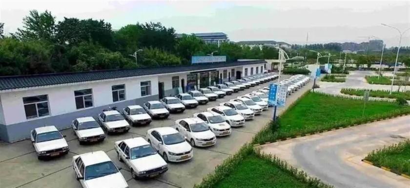 全国5.59亿人已经有驾照，可驾校反而没以前好干了。

为啥？

该考的70后8