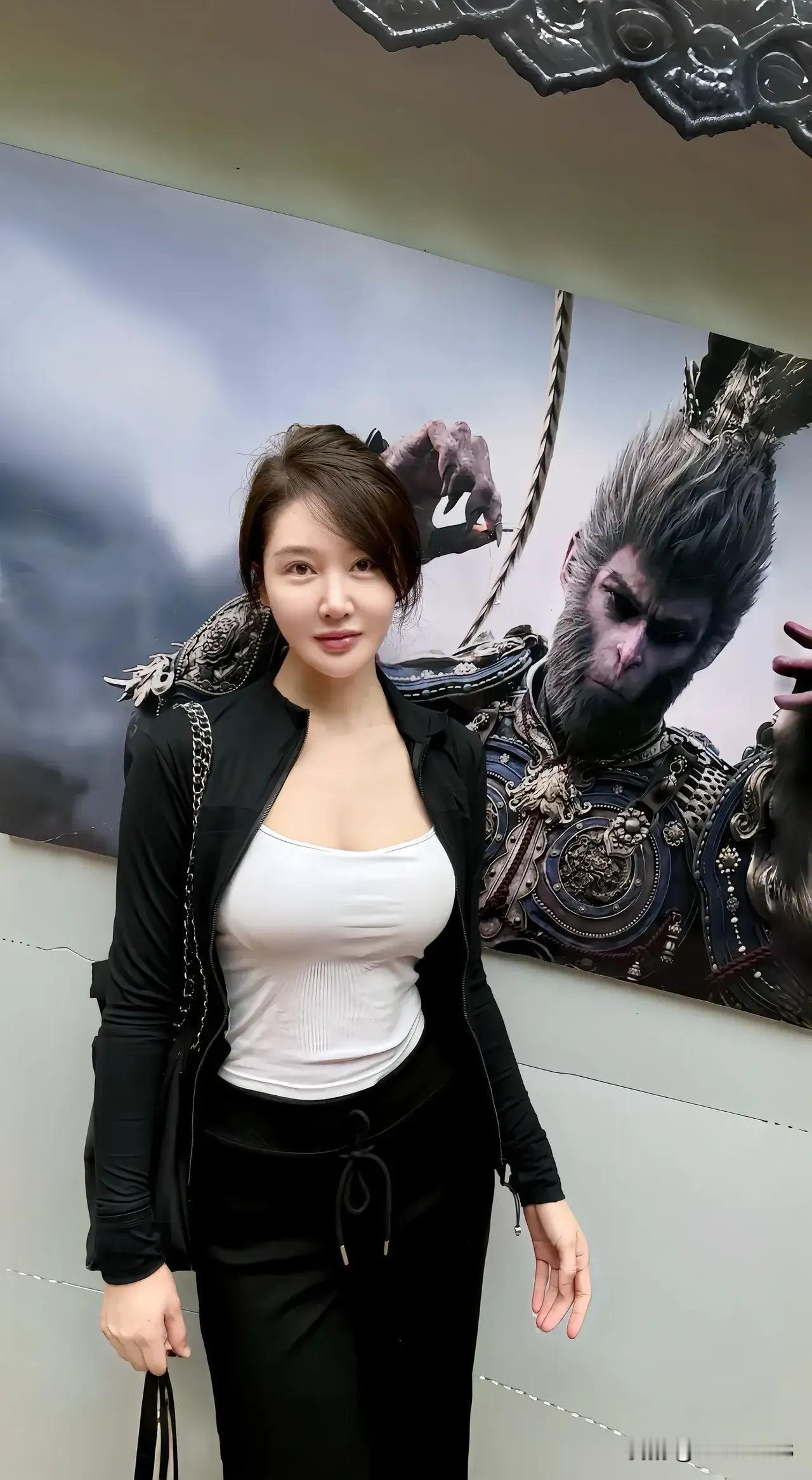 黑衣美人立，画中仙影生。