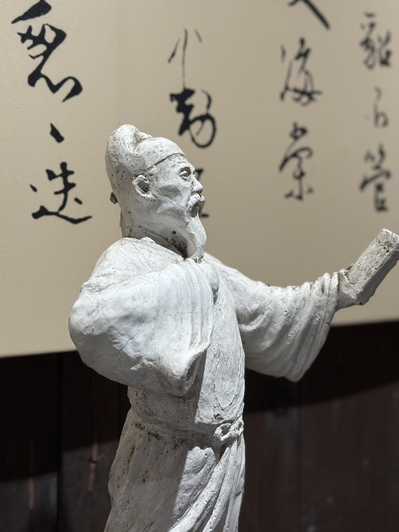 陆游是不是人生赢家？你看：
文才：存诗九千多首，宋人里顶级高产，“小李白”不是白