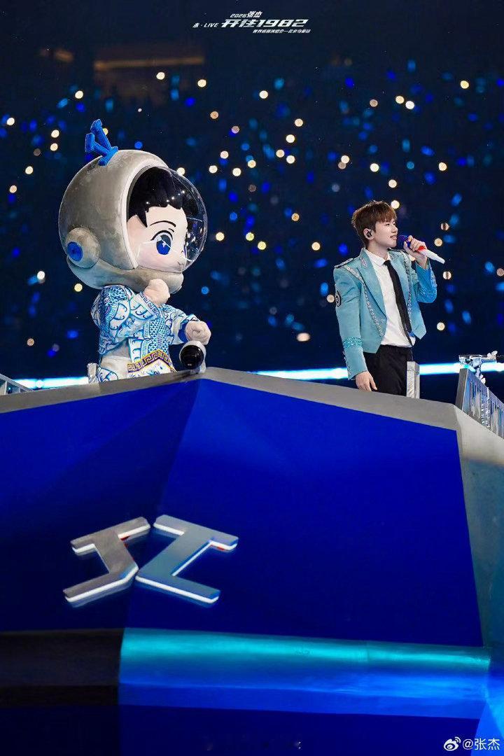 还以为张杰在鸟巢指挥交通 演唱会结束后，鸟巢的交通确实需要人指挥。但没想到指挥的