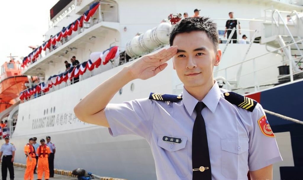 台湾闪兵的艺人一波接一波就让我想起这个男人在粉丝群里留下了一段录音就跑去当兵了媒