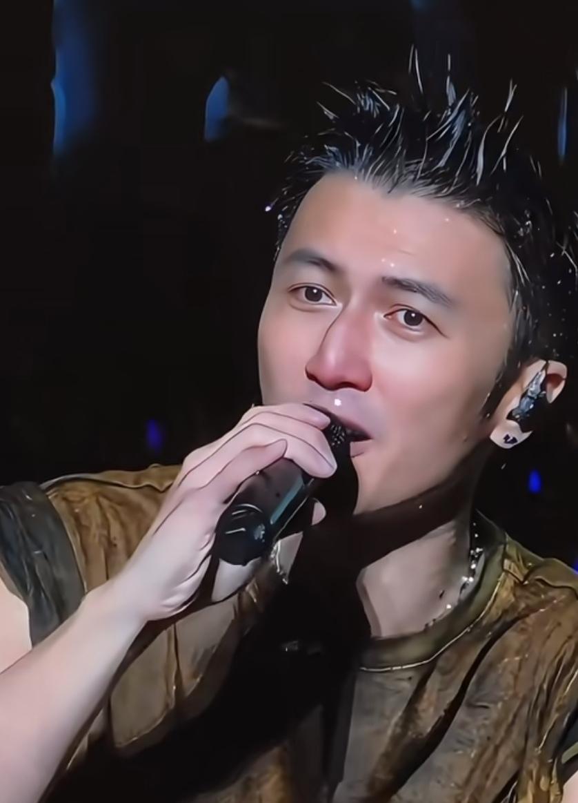 我朋友前几天，看了谢霆锋的演唱会，
回来一直念叨，
说他根本不像别的明星那样涂脂