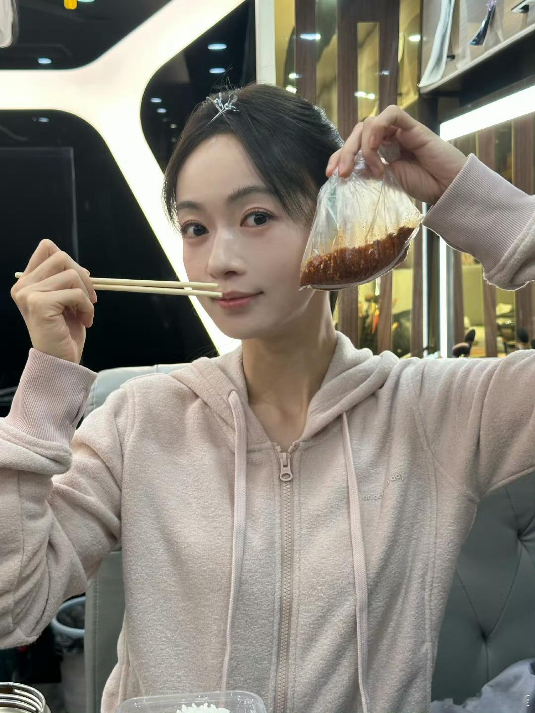 吴谨言不拍戏的时候也是一个热爱生活的小女孩啊，真的好会吃，各种美味一网打尽吴谨言