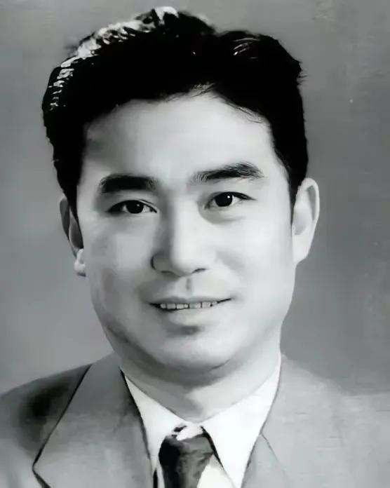 当年拍摄老电影《南征北战》中的师长原来是这么年轻帅气的小伙，在影片中的老练沉着机