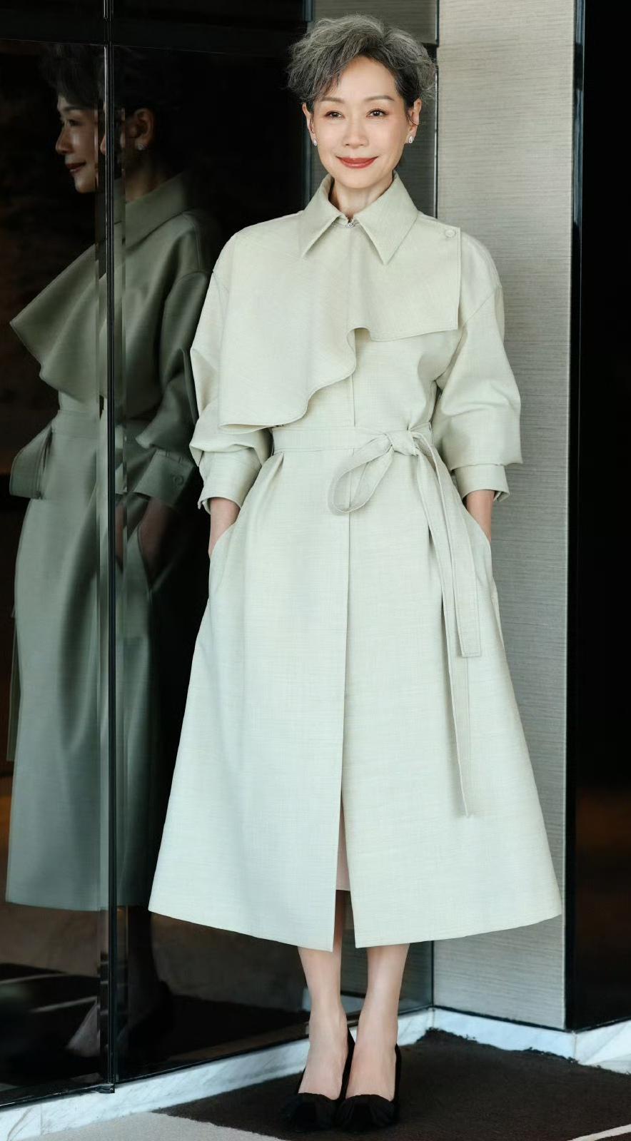 60岁的女人，能穿叶童身上的这件衣服吗？

哈哈，肯定能啊！叶童也是60多岁的女