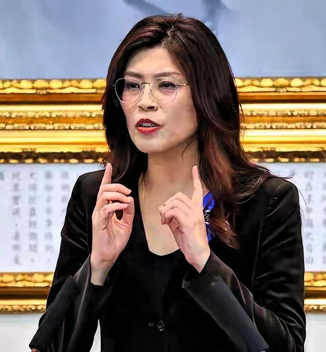 外媒追问败选是否请辞，郑丽文直面国民党选情难题
 
前言
据《海峡导报》援引外媒