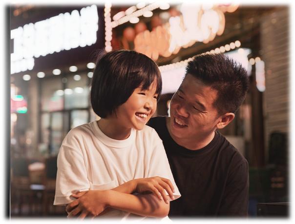 父母离婚后，孩子跟着爸爸的，很多都会被放到爷爷奶奶身边养，男人自己寻找下一春，组