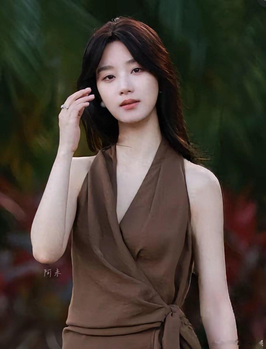 红果短剧女神榜又洗牌了！曾经的仙侠一姐王小亿，这次居然跌到了第7？要知道，她可是