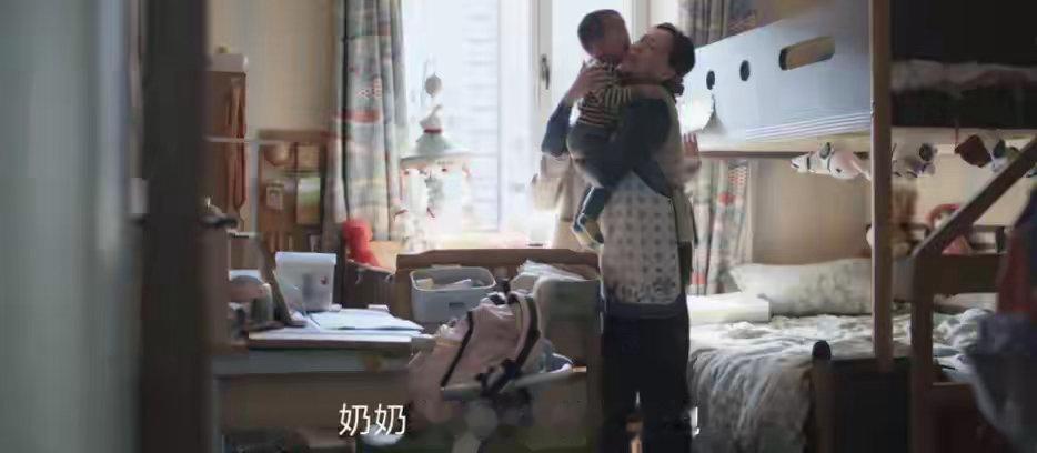 出国帮子女带娃的老年人在夹缝中煎熬异国带娃，孤独感翻倍。语言不通、文化差异巨大，