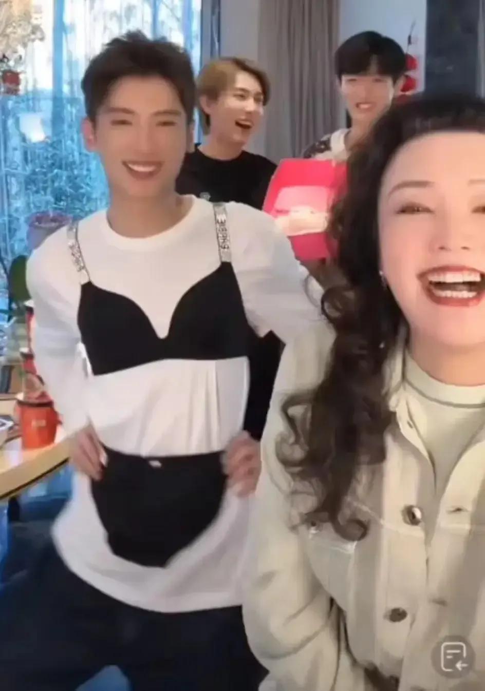 张兰模仿大S出席葬礼
我觉得张兰这就有点过分了，为了流量做这么没水准的事，有点过
