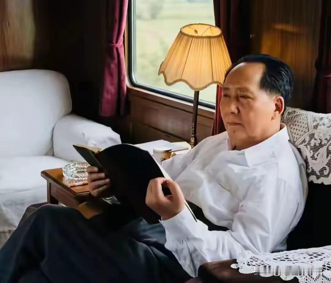 这是影视复原画面，再现毛主席在专列上静心读书的场景。列车向前行进，伟人倚坐于车厢