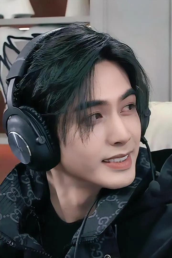 1.电影版《花千骨》投资方应该是亏了。
2.《金庸武侠世界之东邪西毒》获证，周一