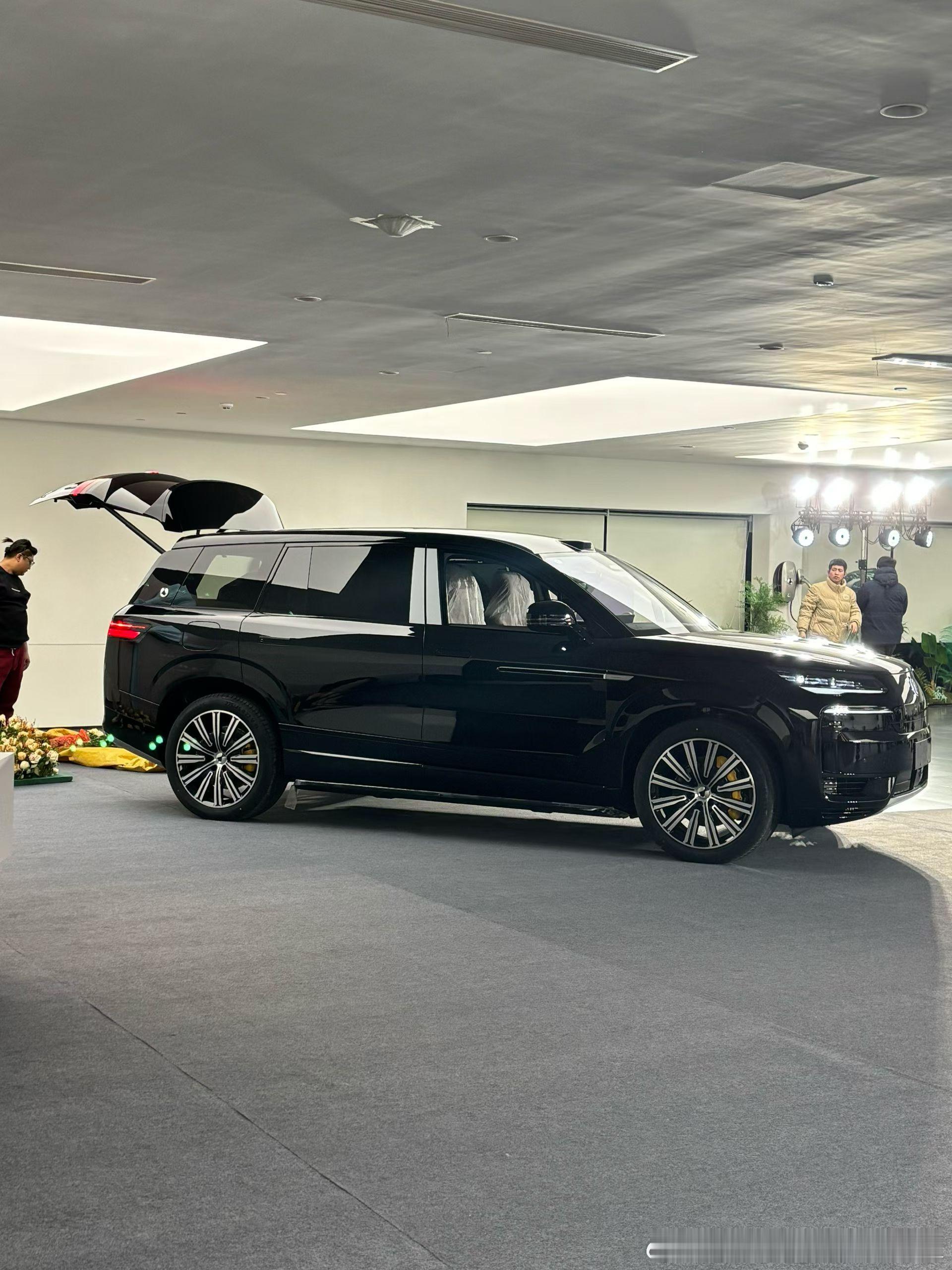 听说这台车是孙越老师的啦？跑北京胡同的大型车不二之选，恭喜～比亚迪大v聊车新能源