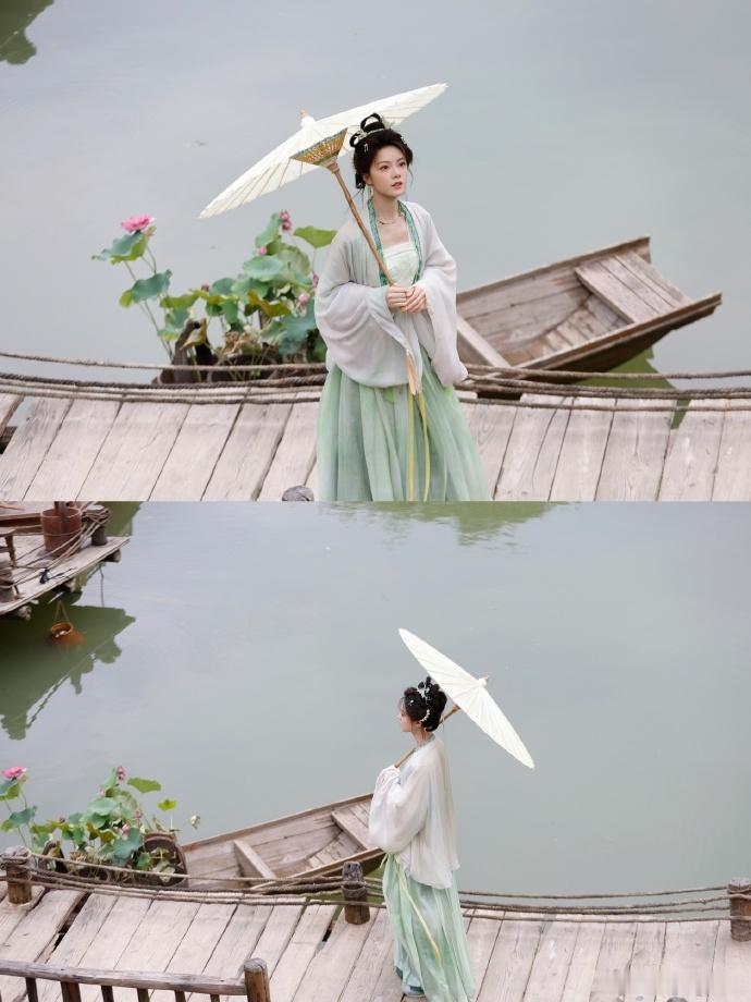 在江南的故事遇见赵今麦行走烟雨江南，手持油纸伞身着浅绿古装，楚听雨回眸温柔又鲜活