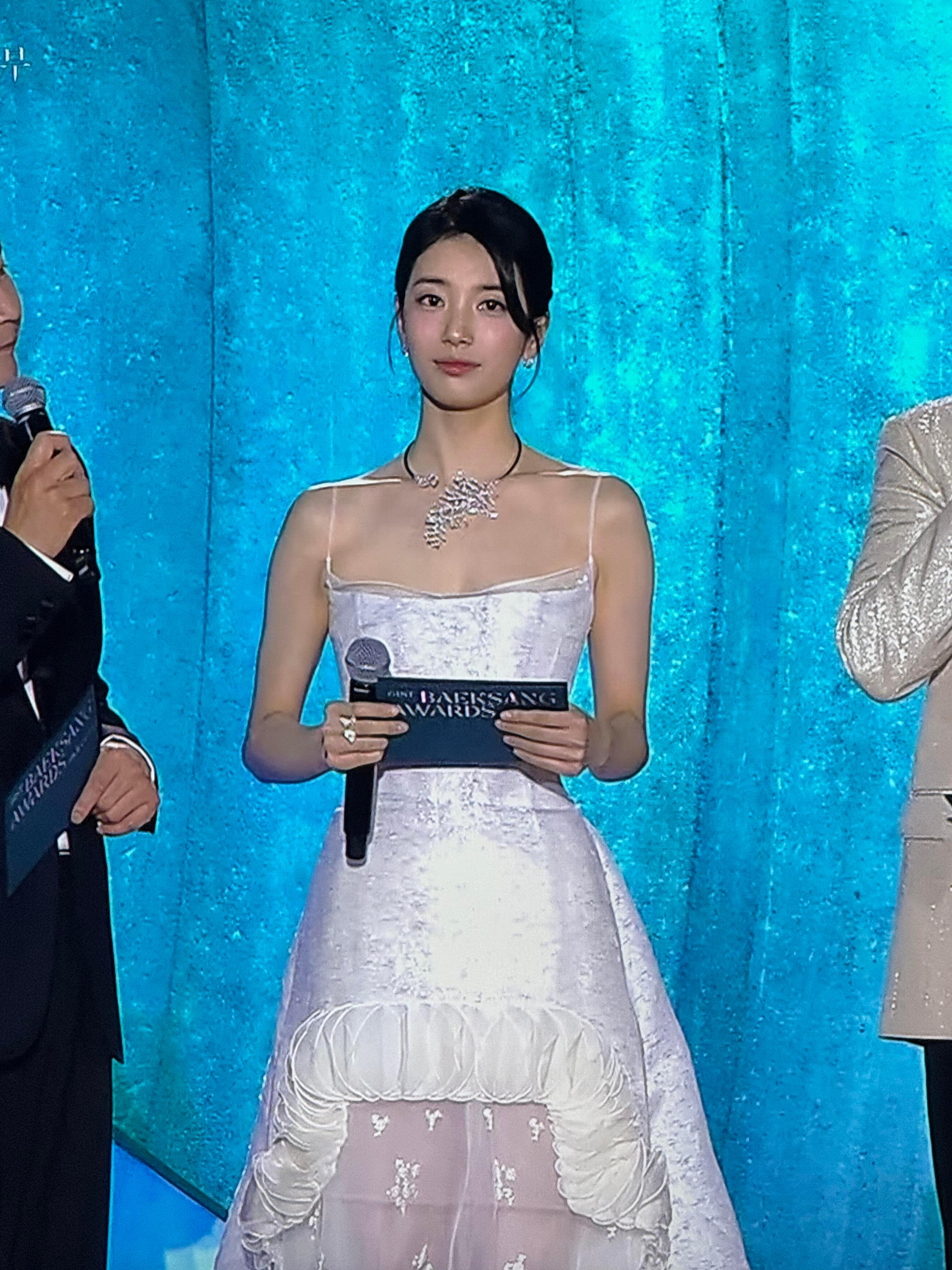 所以说人怎么可以在截图里美成这个样子…… ​​​