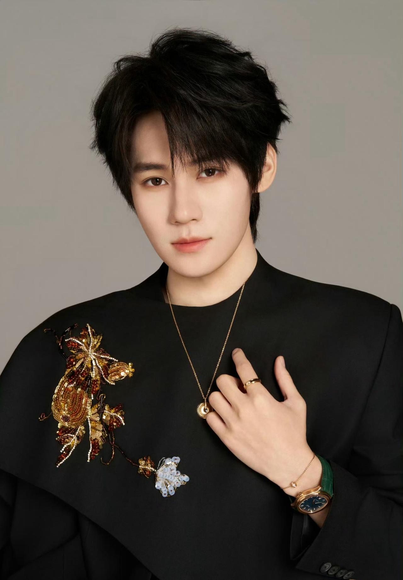 张真源 x PIAGET all black造型配高奢珠宝腕表，清冷高级贵公子具