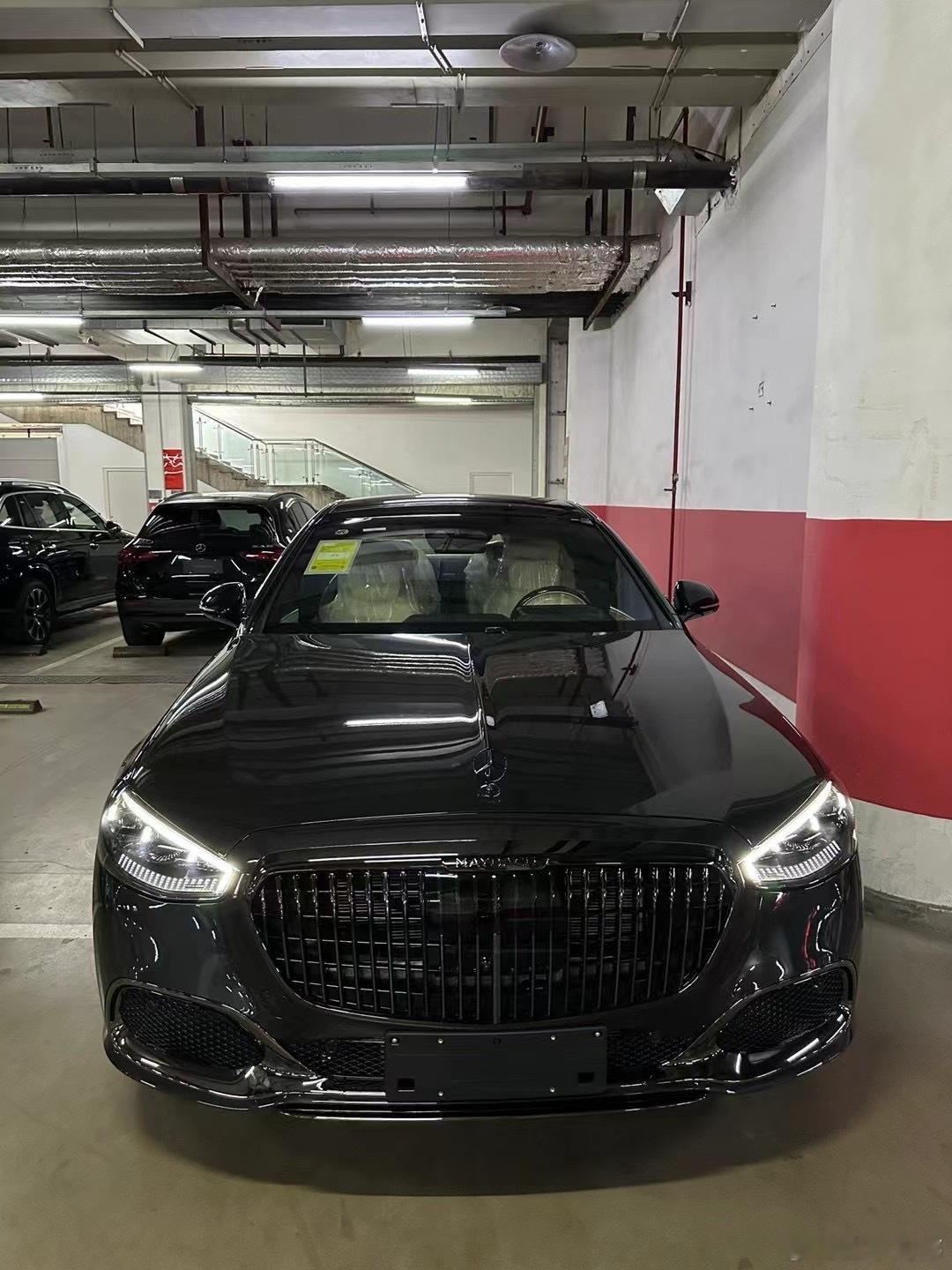 S680 Maybach Night series 极夜石墨灰/深白内饰指导价3