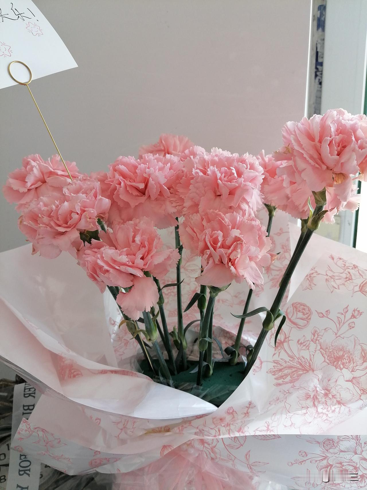 一早，收到一大束鲜花。

快递员把花送上来。我接过花，一时间有些恍惚，还以为今天