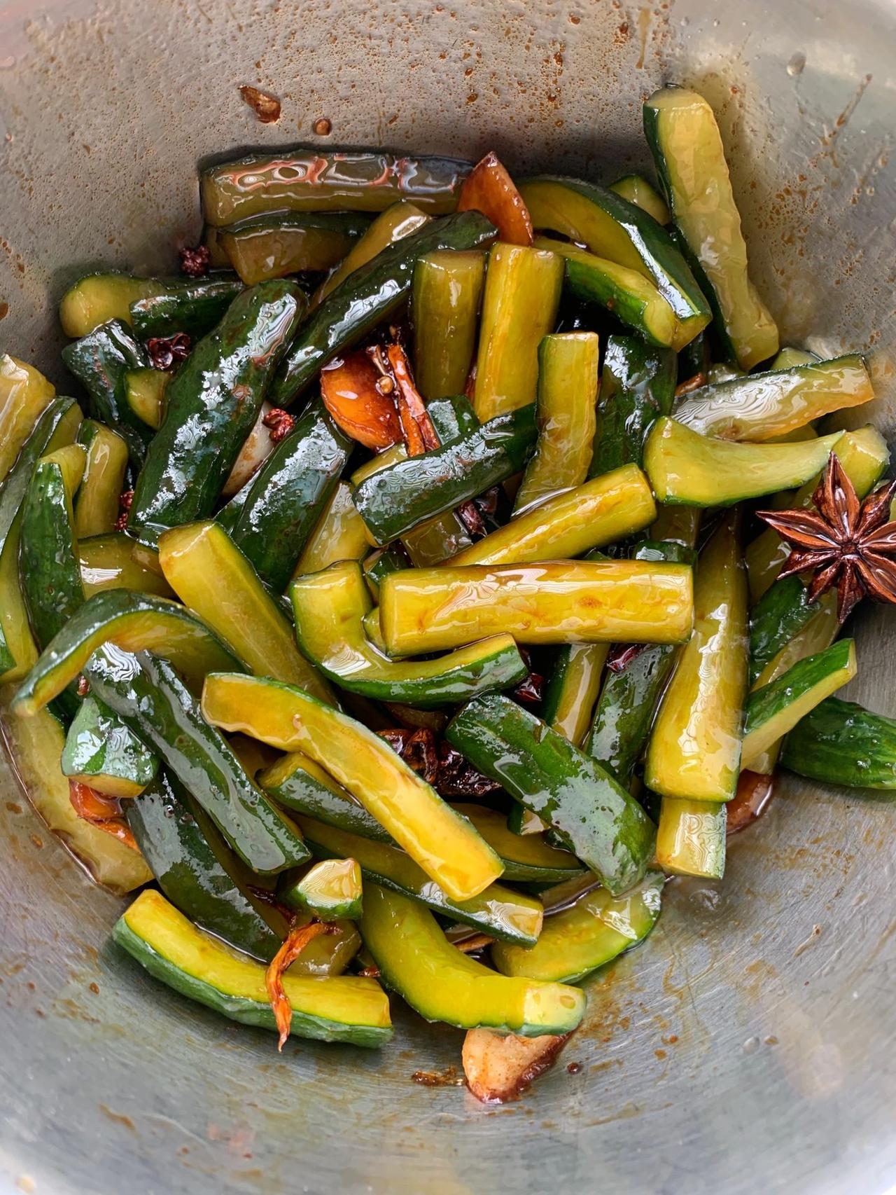 有了这个开胃解腻酱黄瓜，一口气喝了三碗粥
酸辣开胃，爽脆可口，超级下饭神器
材料