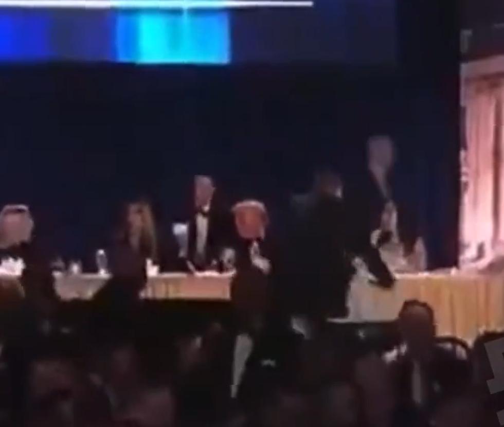 挡在特朗普前面的这位美国特勤局特工，一定会得到重用。

当白宫的枪声响起之后，这